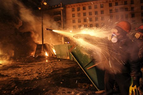 Násilné stety mezi demonstranty a policií 23. ledna v Kyjev.