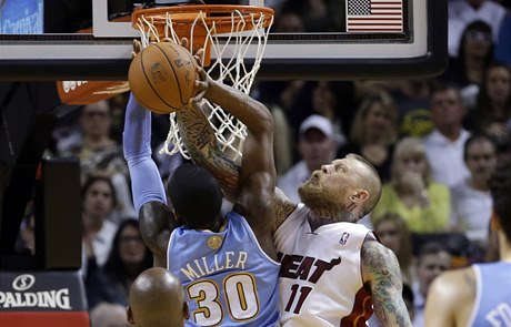 Quincy Miller v souboji pod koem.