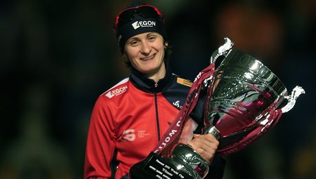 Martina Sáblíková s trofejí.