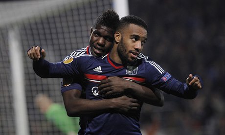 Alexandre Lacazette a Arnold Mvuemba slaví dalí gól v síti Plzn