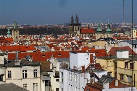 Terasa na vrcholku budovy nabízí krásný pohled na Staromstské námstí.