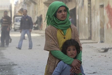 Objetí ve válkou znieném Aleppu. Dívky pozorují zkázu, kterou napáchala barelová bomba Asadova reimu.