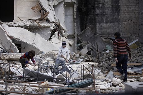 Dti prohledávají trosky vybombardovaného domu (Aleppo).