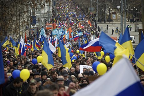 Masová demonstrace na protest proti zásahu ruské vlády na Ukrajin (Moskva, 15. bezna). 