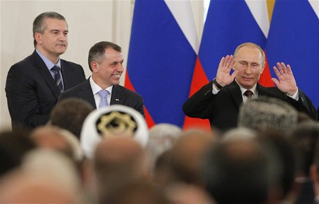 Ruský prezident Vladimir Putin (vpravo) s premiérem krymské vlády Sergejem Aksjonovem (vlevo) a pedsedou krymského parlamentu Vladimirem Konstantinovem. 