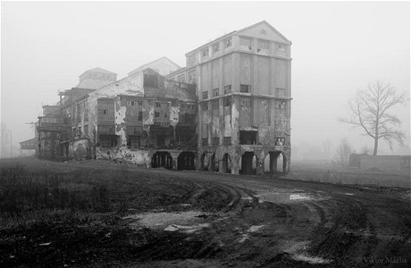 Dl Pokrok v Petvaldu (postaveno 1912). Architektonicky mimoádn hodnotná budova uhelného prádla z poátku 20. století bylo souástí areálu dolu Pokrok a do roku 2009. Z pvodního celku se zachovala pouze ocelová konstrukce tební ve.