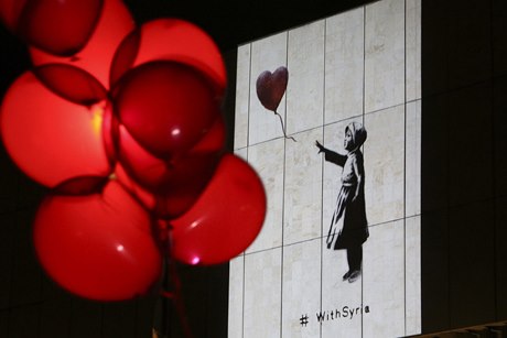 Streetartový umlec Banksy pepracoval svoje starí dílo holiky s balónem. Dívku nov stylizoval do podoby syrské uprchlice. Projekcemi tohoto obrazu po celém svt chtl upozornit na ji ti roky trvající syrský konflikt.