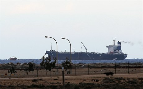 Severokorejský tanker kotví u libyjského pobeí.