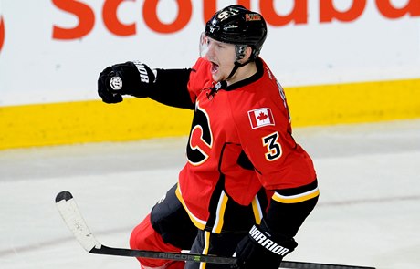 Hokejový obránce Ladislav míd se ve stedením utkání NHL podílel jedním gólem na kanonád Calgary.