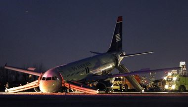 Letadlu se 154 lidmi praskla pi startu ve Filadelfii pneumatika. 