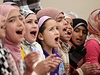 Syrské dívky v uprchlickém táboe v Jordánsku zpívají vlastenecké písn. Válka ze Sýrie vyhnala více ne milion dtí.
