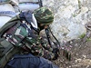 Bojovník Svobodné syrské armády dává kvtiny do prázdných nábojnic.
