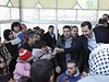 Syrský prezident Baár Asad (vpravo) hovoí s uteenci ve mst Adra.