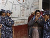Tibetská vící obklopena nepálskými bezpenostními slokami. Nepálská vláda povauje Tibet za právoplatnou souást íny