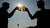 Pití piva. Ilustrační foto. | na serveru Lidovky.cz | aktuální zprávy