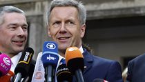 Christian Wulff hovoří k novinářům po vyhlášení osvobozujícího rozsudku 27. února v Hannoveru. Christian Wulff hovoří k novinářům po vyhlášení osvobozujícího rozsudku 27. února v Hannoveru.