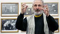 „Společnost se posunula do jakési nesmyslné separace, kdy se umění stává jakýmsi ghettem pro zasvěcené kamarády, kteří žijí v pocitu vlastní důležitosti. Zbytek společnosti pak zcela výjimečně nějaké umění do toho svého provozu sublimuje.“ „Společnost se posunula do jakési nesmyslné separace, kdy se umění stává jakýmsi ghettem pro zasvěcené kamarády, kteří žijí v pocitu vlastní důležitosti. Zbytek společnosti pak zcela výjimečně nějaké umění do toho svého provozu sublimuje.“