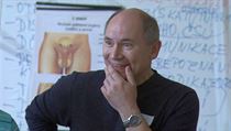 Hrdinou-antihrdinou je známý školitel sexuální výchovy Pavel Petrnoušek. Hrdinou-antihrdinou je známý školitel sexuální výchovy Pavel Petrnoušek.