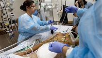 Izraelský zdravotní tým pečuje 11. září 2013 v medicínském centru ve městě Safed na severu Izraele po operaci o Syřana zraněného v syrské válce. Izraelský zdravotní tým pečuje 11. září 2013 v medicínském centru ve městě Safed na severu Izraele po operaci o Syřana zraněného v syrské válce.