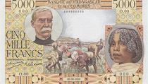 Francouzský generál Joseph Gallieni na bankovce madagaskarského franku z roku 1950. Uprostřed tamní ženy na rýžové plantáži. Francouzský generál Joseph Gallieni na bankovce madagaskarského franku z roku 1950. Uprostřed tamní ženy na rýžové plantáži.