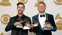 Macklemore (vpravo) a Ryan Lewis pózují s cenami pro objev roku a nejlepší rapovou nahrávku, skladbu a album. Macklemore (vpravo) a Ryan Lewis pózují s cenami pro objev roku a nejlepší rapovou nahrávku, skladbu a album.