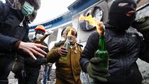 Demonstranti útočící 20. ledna v Kyjevě na policii molotovovými koktejly. Demonstranti útočící 20. ledna v Kyjevě na policii molotovovými koktejly.