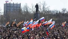 Lidé v Sevastopolu sledují projev ruského prezidenta Putina, penáený na velkoplonou obrazovku.
