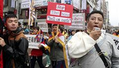 "Stop Tibetu, který bude peklem na zemi," stojí na jednom z protestních transparent