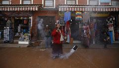 Mnich provádí svj náboenský rituál v nepálské metropoli Kátmandú