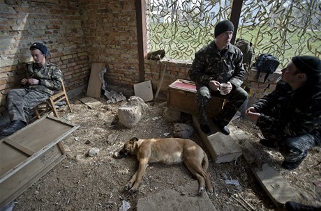 Ukrajintí vojáci v Belbeku den ped jeho pevzetím ruskými silami.