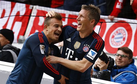 Paráda! Xherdan Shaqiri (vlevo) se raduje s Bastianem Schweinsteigerem.