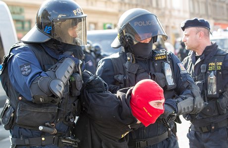 Policie zasahuje ped zápasem proti sparanským fanoukm.