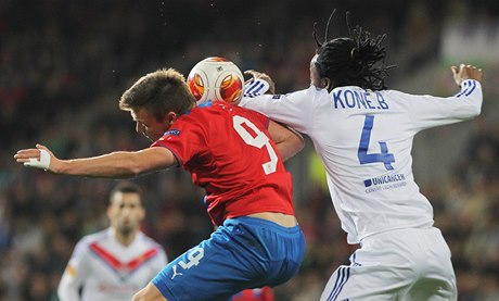 Stanislav Tecl (vlevo) a Bakary Koné v souboji