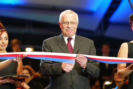 Pásku v národní trikoloe pestihl v roce 2004 prezident Václav Klaus.