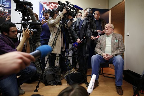 Zakladatel Národní fronty Jean-Marie Le Pen hovoí s novinái.