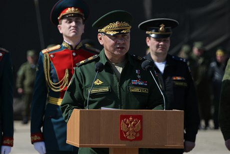 Ruský ministr obrany Sergej ojgu promlouvá k ruským jednotkám shromádným na vojenské základn v Sevastopolu.