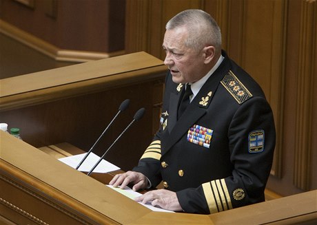 Ukrajinský ministr obrany Ihor Teuch nabídl demisi, parlament odmítl.