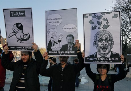 Turci protestují proti blokád Twitteru. Premiéra Ergodana, který zákaz mikroblogové sít inicioval, pezdili na "Twitlera".