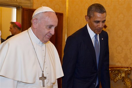 Pape Frantiek pijal ve Vatikánu amerického prezidenta Baracka Obamu. 
