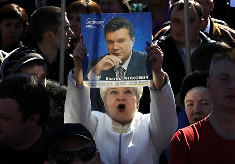 Proruská demonstrace v Doncku. ena drí portrét Viktora Janukovye.