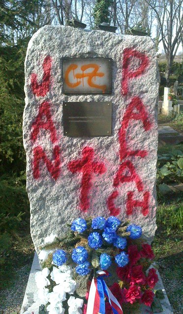 Kontroverzní pomník na praských Olanských hbitovech oslavující sovtské internacionalisty nkdo postíkal sprejem. erven na nj napsal "Jan Palach" a pod nápis nakreslil kí. 