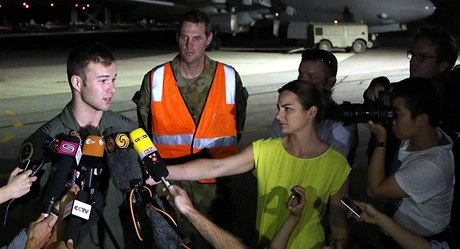 Poruík australského letectva hovoí k novinám o pokraování pátrání po zmilelém boeingu.