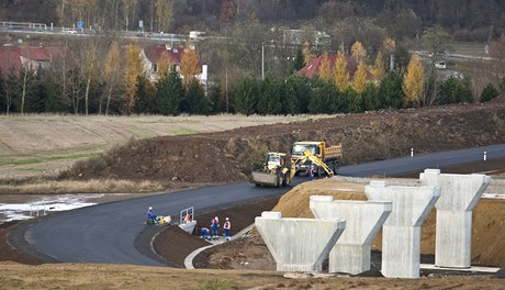 Stavba dálnice D8 u ehlovic: mimoúrovové kíení komunikací, mostní pilí dálniního nadjezdu.