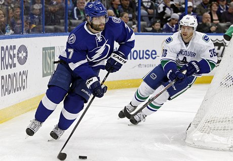 eský obránce Radko Gudas (vpravo) se ve stedením utkání NHL podílel jedním gólem na výhe Tampy Bay na led Toronta 5:3.