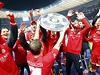 Fotbalisté Bayernu s trofejí.
