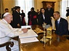 Pape Frantiek pijal ve Vatikánu amerického prezidenta Baracka Obamu. 