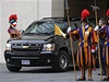 Auto amerického prezidenta Baracka Obamy vjídí do papeova sídla.