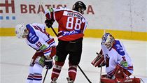 Zleva Ondřej Němec ze Lva, Alexander Torjanik z Doněcku a brankář Lva Atte Engren. | na serveru Lidovky.cz | aktuální zprávy