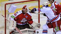 Zleva brankář Michael Leighton z Doněcku, Tomáš Kubalík ze Lva a Jevgenij Běluchin z Doněcku. | na serveru Lidovky.cz | aktuální zprávy