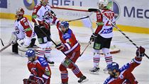 Hráči Lva (zprava) Ryan O'Byrne, Michal Birner a Michal Řepík se radují z gólu. | na serveru Lidovky.cz | aktuální zprávy